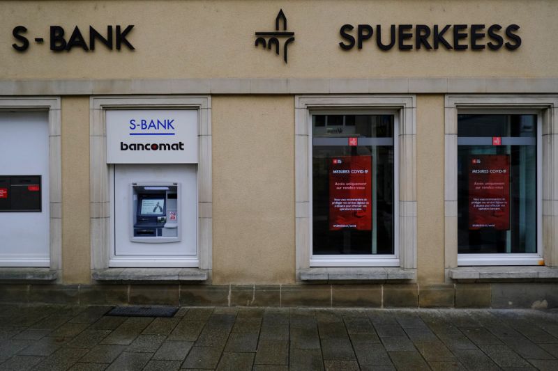 Photo d’un distributeur automatique de billets devant une agence de la banque Spuerkess.